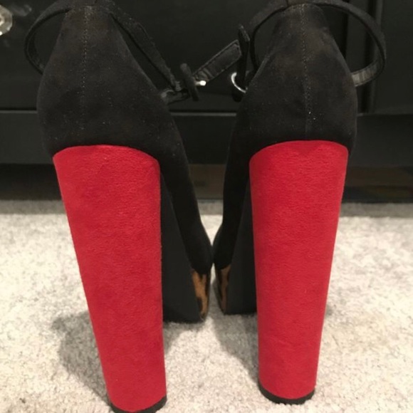 Leopard and red heels - Picture 2 of 3